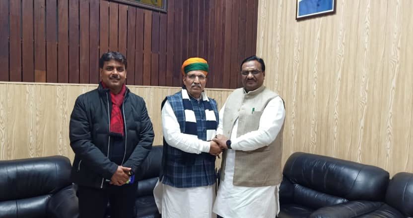 केंद्रीय मंत्री श्री Arjun Ram Meghwal जी से डीएम, सहारनपुर संग भेंट करते हुए।